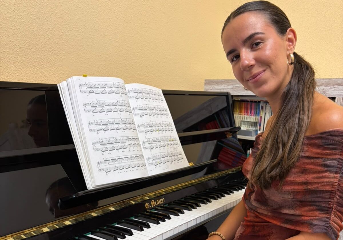 PROFESORA MUSICA Y MOV